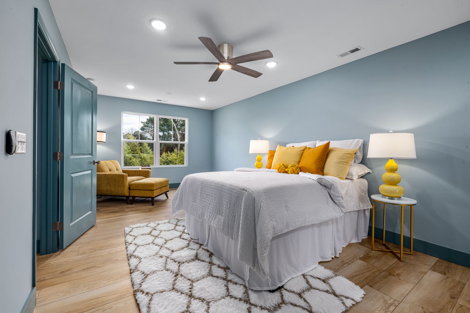 Property bedroom photo 15667603