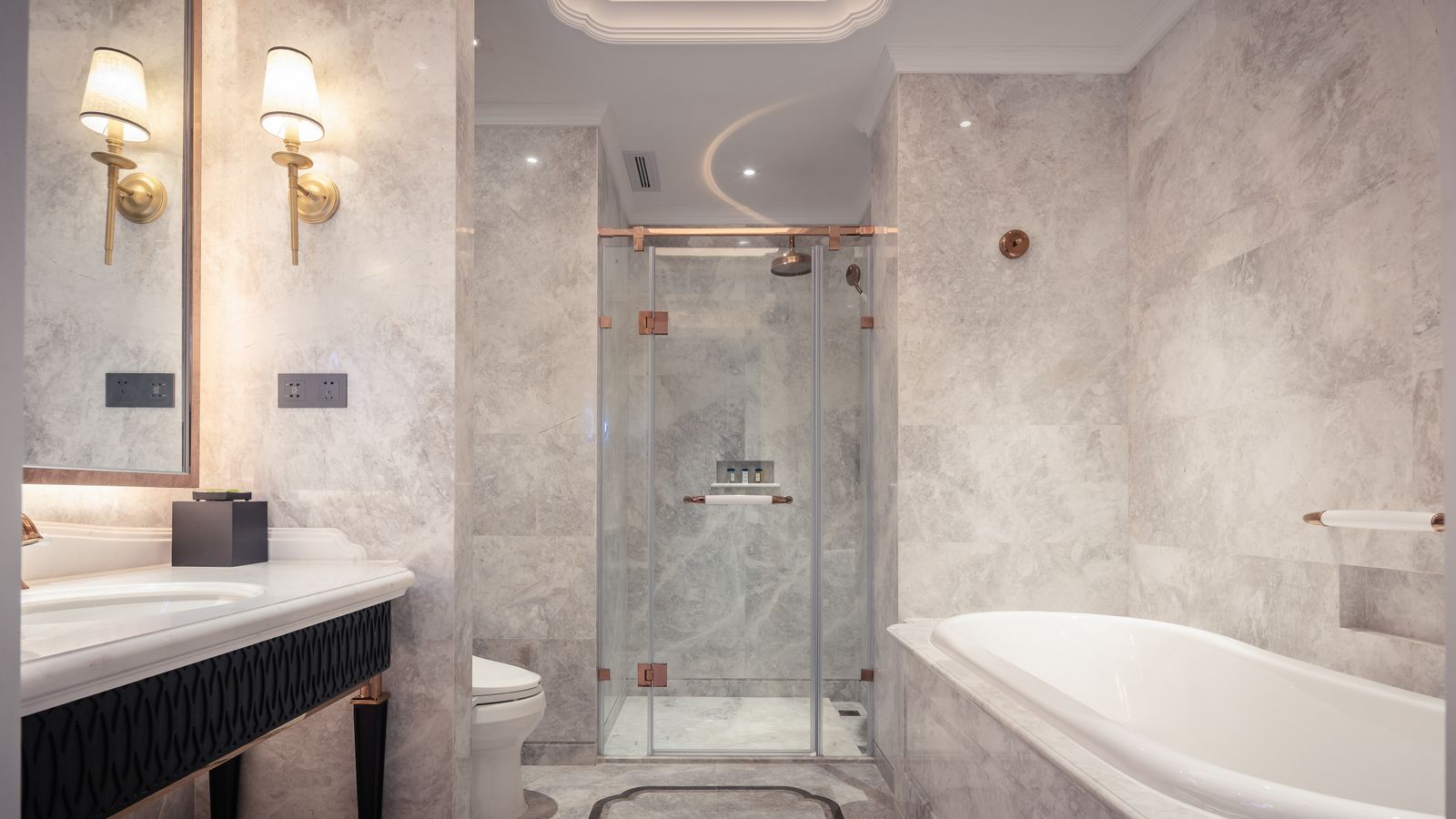 Property bathroom photo 16113325